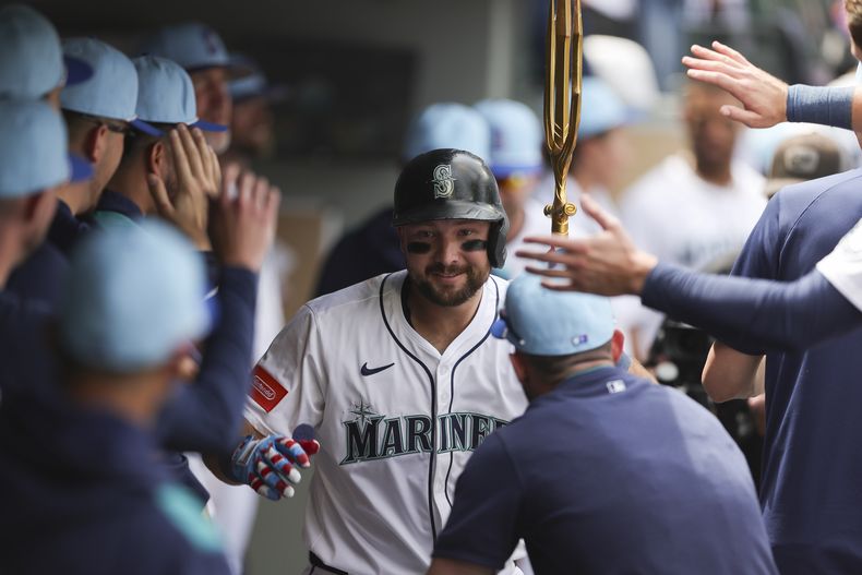 Cal Raleigh, de los Marineros de Seattle, celebra en la cueva luego de batear un jonrón de dos carreras ante los PIratas de Pittsburgh, el viernes 4 de julio de 2025 (AP Foto/Ryan Sun)