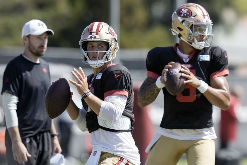 En foto del viernes 4 de agosto del 2023, el quarterback de los 49ers de San Francisco Brock Purdy realiza un ejercicio durante el campamento de entrenamiento del equipo. (AP Foto/Godofredo A. Vásquez)