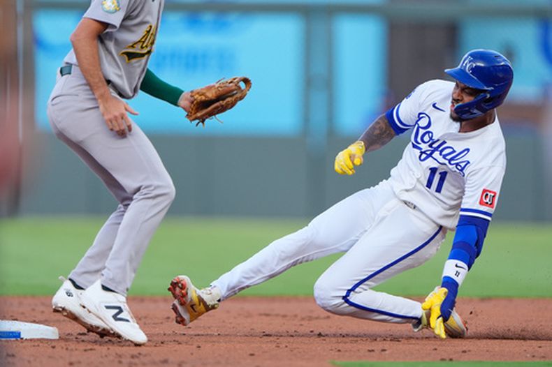 El venezolano Maikel García, de los Reales de Kansas City, avanza a la intermedia en el juego del lunes 17 de agosto de 2026 ante los Atléticos (AP Foto/Charlie Riedel)