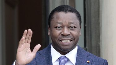 ARCHIVO - El presidente de Togo, Faure Gnassingbé, saluda antes de un almuerzo en el Palacio del Elíseo en París, el 9 de abril de 2021. (AP Foto/Lewis Joly, Archivo)