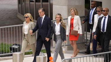 Hunter Biden, hijo del presidente Joe Biden, acompañado de su madre, la primera dama, Jill Biden, y su esposa, Melissa Cohen Biden, sale del tribunal federal tras escuchar el veredicto, el martes11 de junio de 2024, en Wilmington, Delaware. (AP Foto/Matt Slocum)