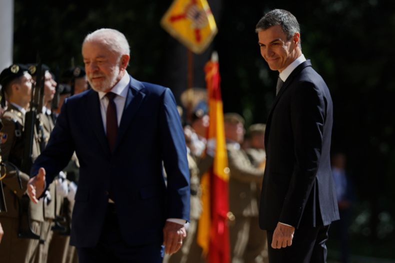 El presidente del gobierno español Pedro Sánchez, derecha, y su homólogo brasileño Luiz Inacio Lula da Silva pasan revista a las tropas en la cumbre España-Brasil en Barcelona, España, el viernes 17 de abril de 2026. (AP Foto/Joan Monfort)