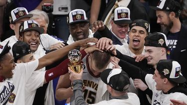 El pívot de los Nuggets de Denver Nikola Jokic recibe palmadas en la cabeza tras recibir el trofeo de MVP de las finales de conferencia al superar a los Lakers de Los Ángeles en el juego 4 de las finales de la Conferencia Oeste el lunes 22 de mayo del 2023. (AP Foto/Mark J. Terrill)