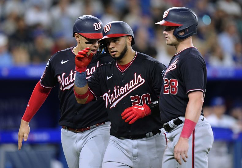 El venezolano Keibert Ruiz, de los Nacionales de Washington, festeja su jonrón de tres carreras ante los Azulejos de Toronto, el martes 29 de agosto de 2023 (Frank Gunn/The Canadian Press via AP)