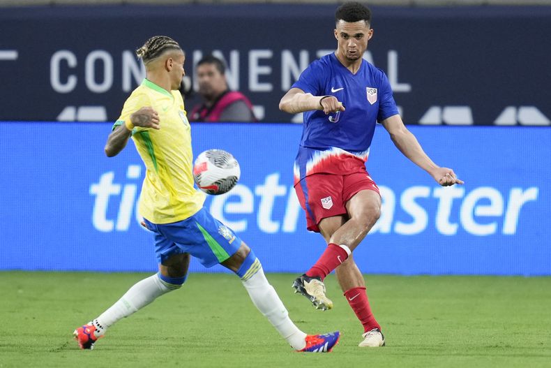 Antonee Robinson, de Estados Unidos, despeja el balón frente a Raphinha de Brasil, en un partido amistoso realizado el miércoles 12 de junio de 2024, en Orlando, Florida (AP Foto/John Raoux)