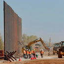 El Gobierno de Biden considera construir los huecos faltantes del muro con México, según reporte