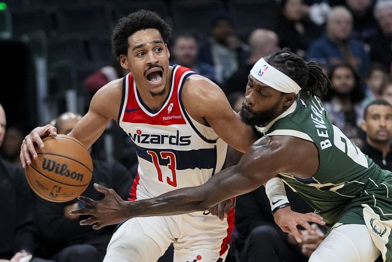 Jordan Poole, base de los Wizards de Washington, trata de avanzar frente a Patrick Beverley, de los Bucks de Milwaukee, en el partido del martes 2 de abril de 2024 (AP Foto/Alex Brandon)