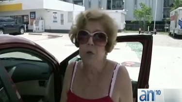 Asaltan violentamente a una mujer para robarle la cartera