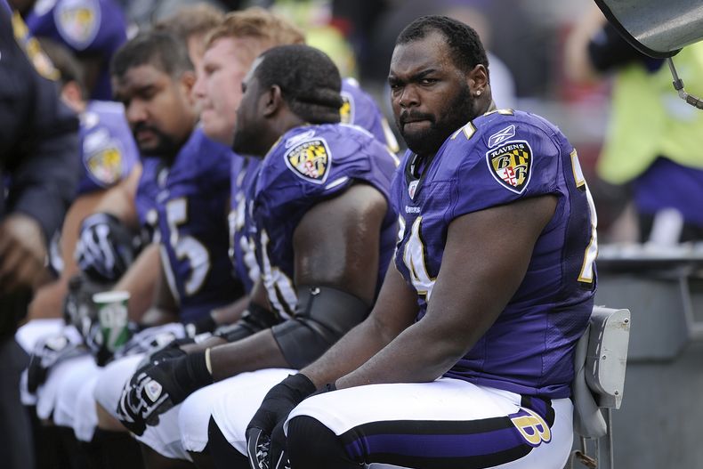 ARCHIVO - El tackle ofensivo de los Ravens de Baltimore Michael Oher sentado en el banco durante un juego de la NFL ante los Bills de Buffalo. Domingo 24 de octubre de 2010. (AP Foto/Nick Wass, Archivo)