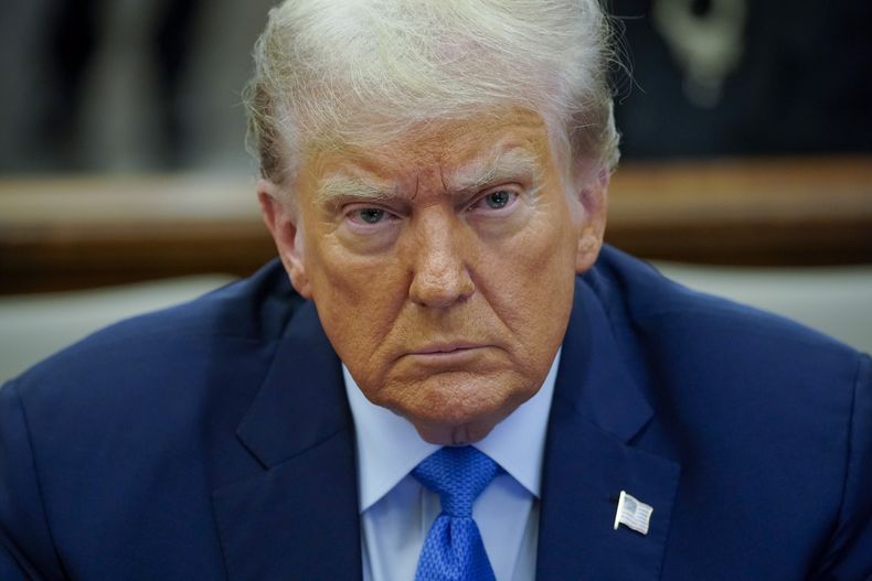 El expresidente Donald Trump guarda silencio en el tribunal donde se le sigue juicio por fraude corporativo, el lunes 6 de noviembre de 2023, en Nueva York. (APFoto/Eduardo Muñoz Alvarez)