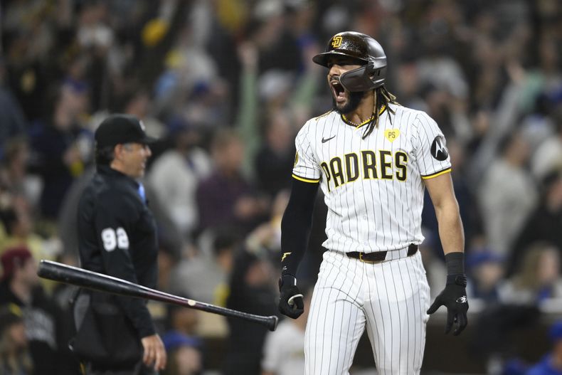 Fernando Tatis Jr., de los Padres de San Diego, celebra después de batear jonrón de dos carreras durante la octava entrada del juego de béisbol en contra de los Cachorros de Chicago, el lunes 8 de abril de 2024, en San Diego. (AP Foto/Denis Poroy)