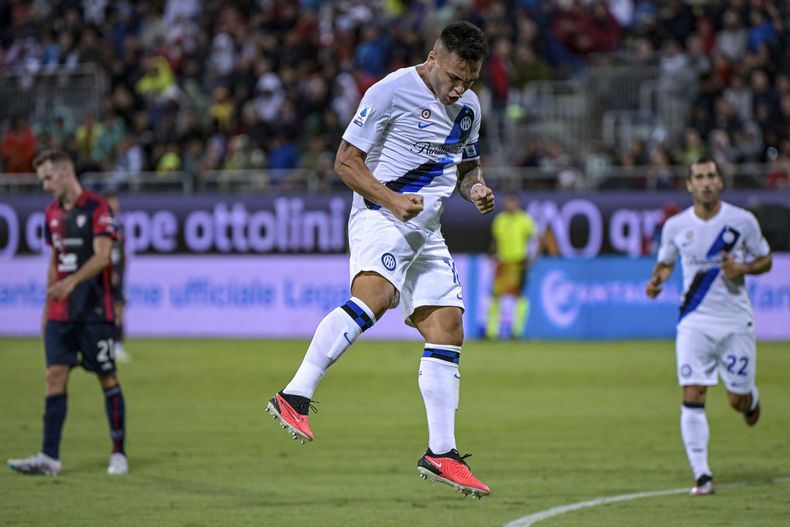 Lautaro Martínez (centro) celebra tras marcar el segundo gol del Inter de Milán ante Cagliari en la Serie A, el lunes 28 de agosto de 2023, en Cagliari. (Gianluca Zuddas/LaPresse vía AP)