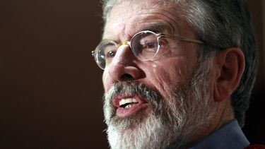 americateve | Gerry Adams, presidente de Sinn Fein, habla a los medios en el Hotel Stormont, en Belfast, Irlanda del Norte, el martes 31 de diciembre de 2013. Las negociaciones no han logrado generar una acuerdo sobre temas clave, como el uso de banderas y desfiles, qu