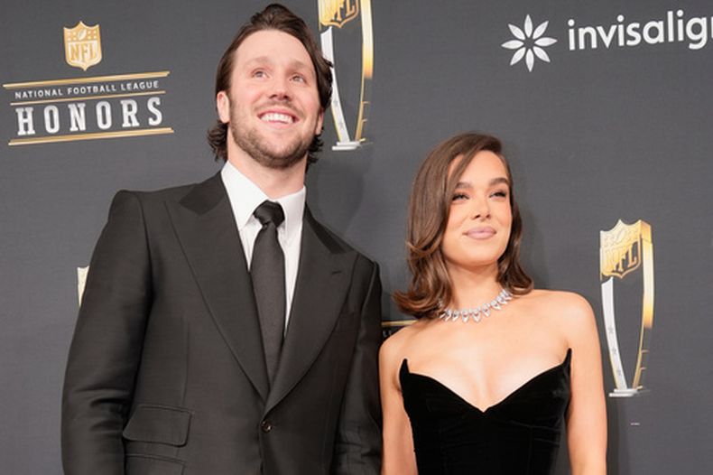 ARCHIVO - Josh Allen, de los Buffalo Bills, y Hailee Steinfeld aparecen en la gala de premios NFL Honors antes del partido de fútbol americano Super Bowl 59 que se celebrará en Nueva Orleans el 6 de febrero de 2025. (Foto AP/Gerald Herbert, archivo)