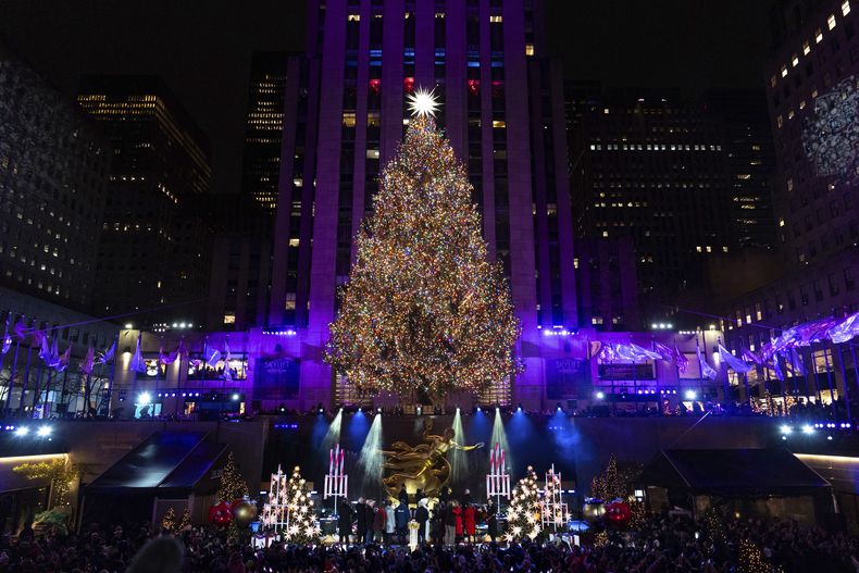 El árbol de Navidad del Rockefeller Center es encendido por 92no año el miércoles 4 de diciembre de 2024 en Nueva York. (AP Foto/Julia Demaree Nikhinson)