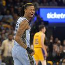 Ja Morant, de los Grizzlies de Memphis, festeja durante un partido de playoffs ante los Lakers de Los Ángeles, el 26 de abril de 2023 (AP Foto/Brandon Dill)