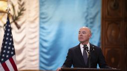 ARCHIVO - El secretario de Seguridad Nacional de EEUU, Alejandro Mayorkas, participa en una rueda de prensa conjunta con el presidente guatemalteco, en el Palacio Nacional de Ciudad de Guatemala, el 21 de marzo de 2024. (AP Foto/Santiago Billy)