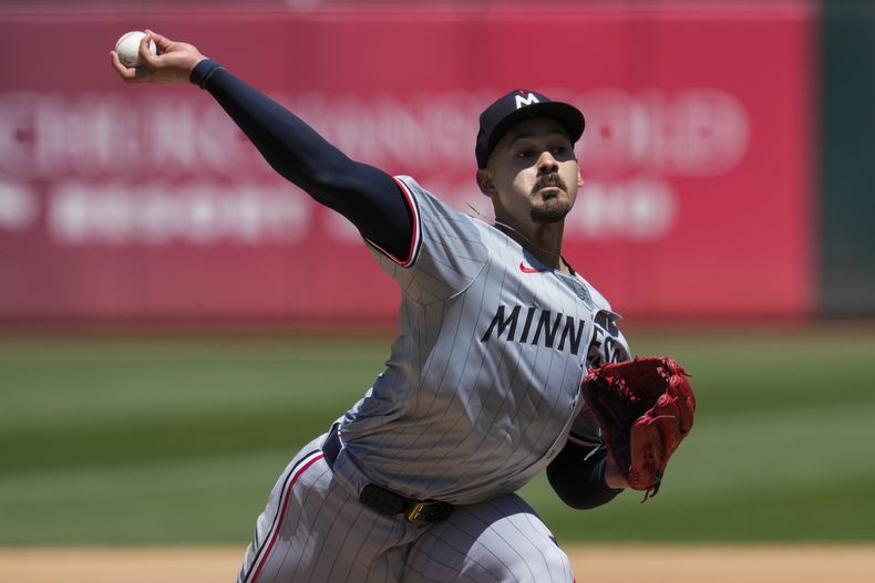 Pablo López, de los Mellizos de Minnesota, lanza contra un bateador de los Atléticos de Oakland durante la quinta entrada del juego de béisbol del domingo 23 de junio de 2024, en Oakland, California. (AP Foto/Godofredo A. Vásquez)