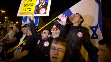 americateve | Activistas de ultraderecha israel&iacute;es se manifiestan en el lugar donde un hombre estrell&oacute; su furgoneta contra una parada de tren, en Jerusal&eacute;n, el 5 de noviembre de 2014. (Foto AP/Oded Balilty)