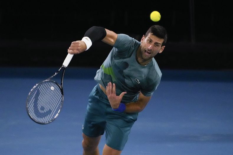 El serbio Novak Djokovic con su saque en la sesión de entrenamiento antes del inicio del Abierto de Australia en Melbourne Park el sábado 13 de enero del 2024. (AP Foto/Andy Wong)