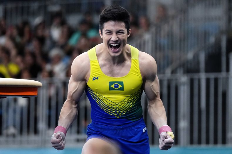 El brasileño Arthur Mariano celebra un salto en la final masculina de trampolín de los Juegos Panamericanos, en Santiago, Chile, el 25 de octubre de 2023. Chile organizó la competición por primera vez en su historia. (AP Foto/Martín Mejía)
