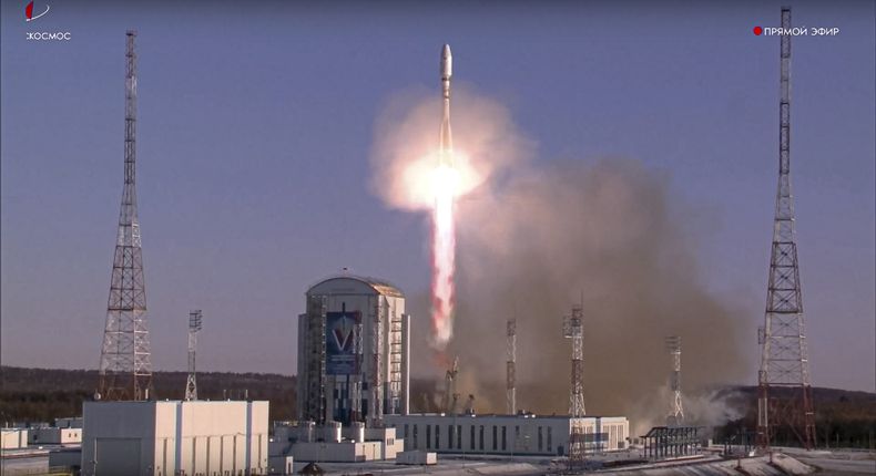 En esta imagen de un video en vivo difundido por Roscosmos, un cohete Soyuz despega de un sitio de lanzamiento el martes 5 de noviembre de 2024, en el cosmódromo de Vostochny, en el oriente de Rusia. Su cargamento incluye dos satélites construidos por Irán. (Roscosmos vía AP)