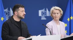 La presidenta de la Comisión Europea, Ursula von der Leyen, derecha, y el presidente de Ucrania, Volodymyr Zelenskyy, participan en una conferencia de prensa en la sede de la UE en Bruselas, Bélgica, el domingo 17 de agosto de 2025. (AP Foto)