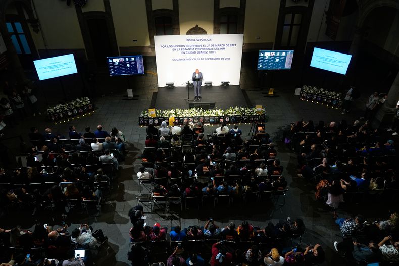 Francisco Garduño, exdirector de la agencia de inmigración de México, se dirige a las familias de las víctimas de un incendio ocurrido en 2023 en un centro de detención de Ciudad Juárez, durante una ceremonia de disculpas en la Ciudad de México, el viernes 26 de septiembre de 2025. (Foto AP/Marco Ugarte)