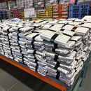 ARCHIVO – Una mesa con ropa para estar en casa en un almacén de Costco, el lunes 3 de febrero de 2025, en el este de Denver. (AP Foto/David Zalubowski)