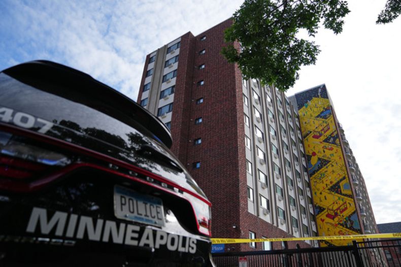 La policía en el lugar de un tiroteo ocurrido el miércoles en los apartamentos Shoreline Plaza, el jueves 3 de septiembre de 2026, en Minneapolis. (Foto AP/Ellen Schmidt)