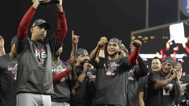 alex cora guia a los medias rojas al campeonato