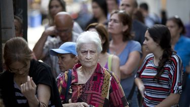 Venezolanos se preparan para nueva moneda y otras medidas