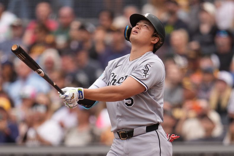 Munetaka Murakami de los Medias Blancas al batear un elevado ante los Padres de San Diego, el domingo 3 de mayo de 2026. (AP Foto/Gregory Bull)