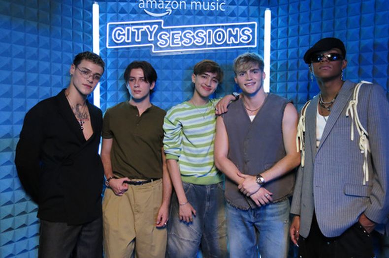Los miembros de la banda Santos Bravos, de izquierda a derecha, Drew Venegas, Alejandro Aramburu, Kenneth Lavill, Gabi Bermudez, Kaue Penna posan para un retrato durante una entrevista en la Ciudad de México, el miércoles 24 de junio de 2026. (Foto AP/Berenice Bautista)