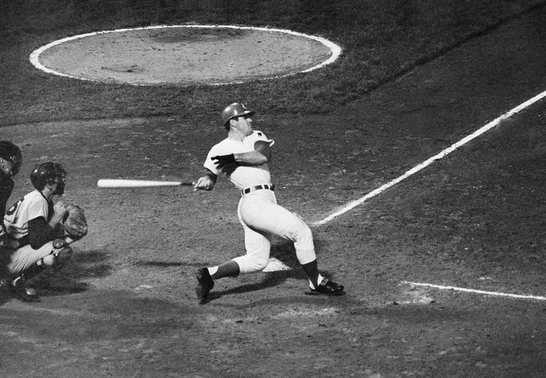 ARCHIVO - Pete Rose, de Cincinnati, observa la pelota volar hacia las gradas del jardín derecho en la cuarta entrada de un partido de volteretas contra los Dodgers, en Cincinnati, el 24 de septiembre de 1969. (Foto AP, Archivo)