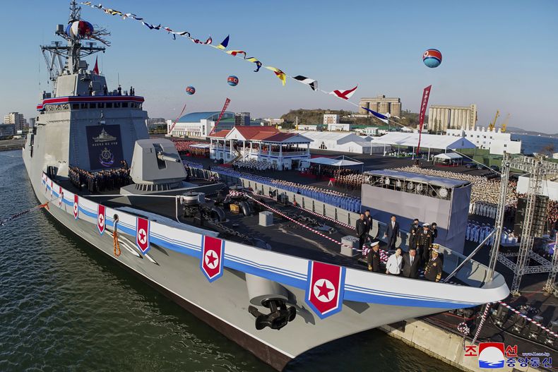 En esta imagen, distribuida por el gobierno de Corea del Norte, el líder del país, Kim Jong Un (segundo por la derecha), y su hija (tercera por la derecha), en la esquina inferior derecha, asisten a la botadura de un nuevo destructor naval en el puerto de Nampo, en el oeste de Corea del Norte, el 25 de abril de 2025. (Agencia Central de Noticias de Corea/Korea News Service vía AP)