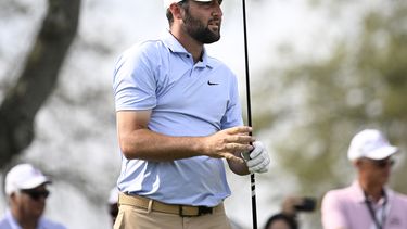 Scottie Scheffler observa su tiro de salida al hoyo 5 durante la segunda ronda del Arnold Palmer Invitational, el viernes 8 de marzo de 2024, en Orlando, Florida (AP Photo/Phelan M. Ebenhack)