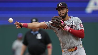 Luis García Jr. de los Nacionales de Washington saca out en primera base a Brayan Rocchio de los Guardianes de Cleveland, el domingo 2 de junio de 2024, en Cleveland. (AP Foto/Sue Ogrocki)