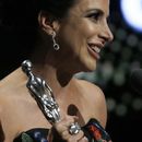 ARCHIVO - La actriz mexicana Veronica Toussaint recibe el premio a mejor coactuación femenina por Oso polar, en los Premios Ariel del cine mexicano en el Palacio de Bellas Artes en la Ciudad de México, el martes 5 de junio de 2018. Toussaint falleció a causa de cáncer el 16 de mayo de 2024. Tenía 48 años. (Foto AP/Marco Ugarte, archivo)