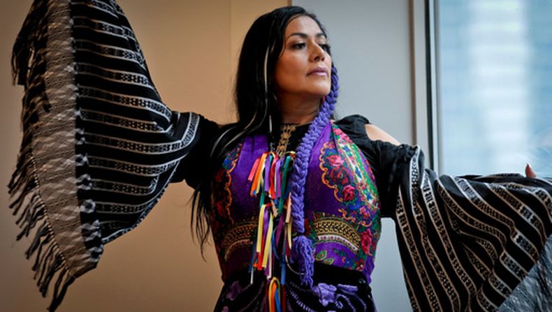 ARCHIVO - Lila Downs posa durante una entrevista sobre su álbum Al Chile en Nueva York el 3 de mayo de 2019. (Foto AP/Bebeto Matthews, archivo)