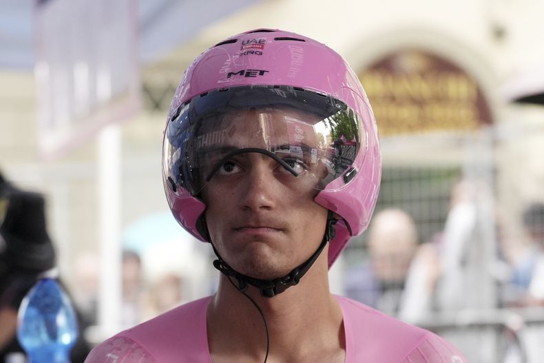 Isaac Del Toro del equipo UEA Team Emirates tras competir en la contrarreloj de la décima etapa del Giro de Italia, el martes 20 de mayo de 2025, en Pisa. (Massimo Paolone/LaPresse vía AP)