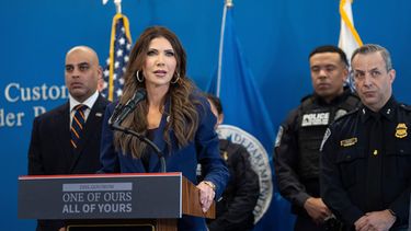 La secretaria de Seguridad Nacional de EEUU, Kristi Noem, habla durante una conferencia de prensa el jueves 8 de enero de 2026 en Nueva York. (AP Foto/Yuki Iwamura)