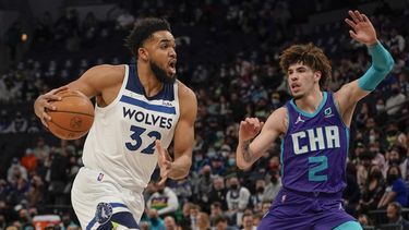 Towns suma 39 tantos y Wolves ganan a Hornets en prórroga
