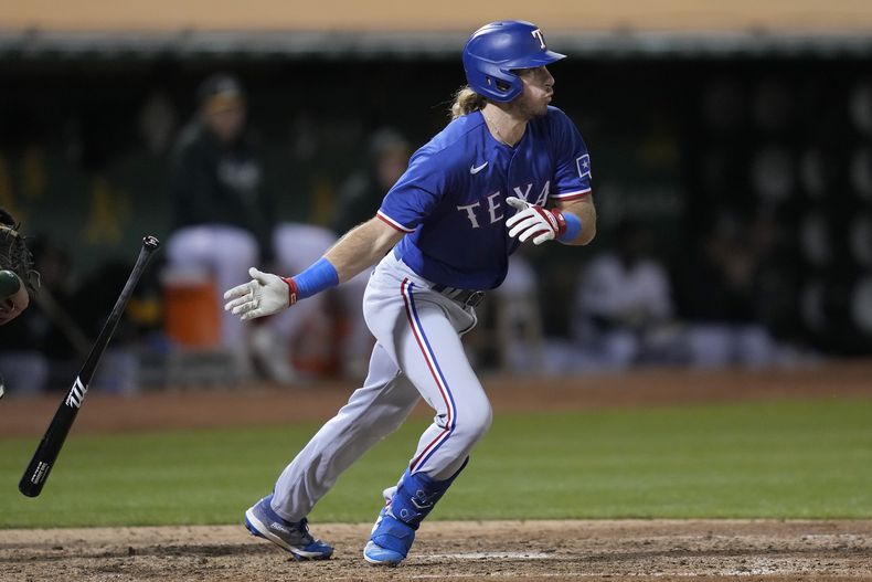 Travis Jankowski conecta roleta de jugada de selección que permitió la anotación de Jonathan Ormelas. exas Rangers Travis Jankowski hits into a fielders choice that scored Jonathan Ornelas durante el octavo episodo en Oakland. Lunes 7 de agosto de 2023. (AP Foto/Jeff Chiu)