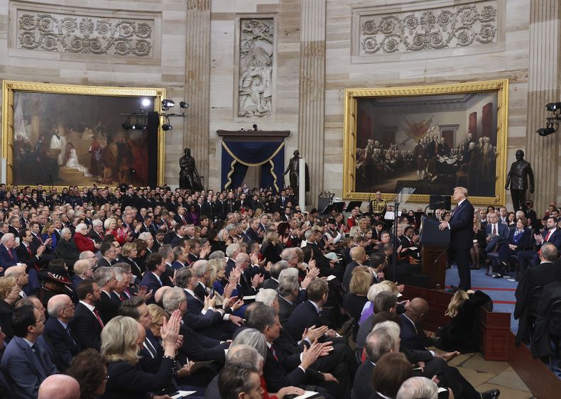 El presidente Donald Trump habla en la 60ma investidura presidencial de Estados Unidos, en la Rotonda del Capitolio federal, el lunes 20 de enero de 2025, en Washington. (Kevin Lamarque/Foto compartida vía AP)