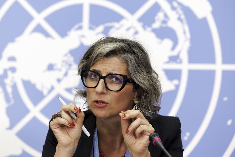 ARCHIVO - Francesca Albanese, Relatora Especial sobre la situación de los derechos humanos en los territorios palestinos ocupados desde 1967, habla con los medios de comunicación durante una rueda de prensa en la sede europea de las Naciones Unidas en Ginebra, Suiza, el 11 de julio de 2023. (Salvatore Di Nolfi/Keystone vía AP, archivo)