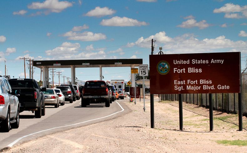 En esta fotografía del 9 de septiembre de 2014 se puede ver a vehículos que esperan para ingresar a Fort Bliss, Texas. (AP Foto/Juan Carlos Llorca, Archivo)