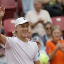 Leo Borg celebra tres derrotar a Elias Ymer en el Abierto de Suecia, el martes 18 de julio de 2023, en Bastad. (Adam Ihse/TT News Agency vía AP)