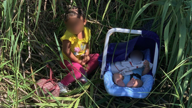 encuentran a nina de 2 anos y su hermanito de 3 meses abandonados cerca de un rio en la frontera