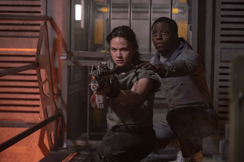 Esta imagen proporcionada por 20th Century Studios muestra a Cailee Spaeny, izquierda, y David Jonsson en una escena de Alien: Romulus. (20th Century Studios vía AP)